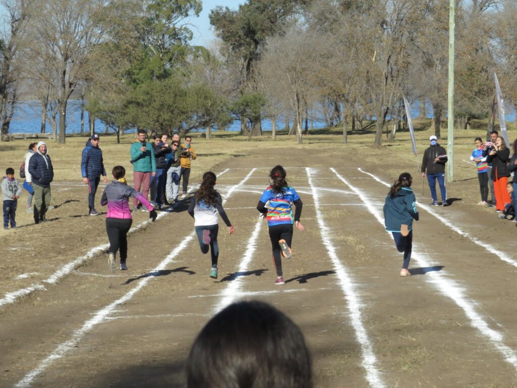 VILLA RUMIPAL TIENE UNA NUEVA PISTA DE ATLETISMO