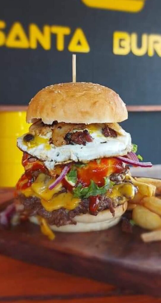 Santa Burger lugares donde comer en Villa Rumipal